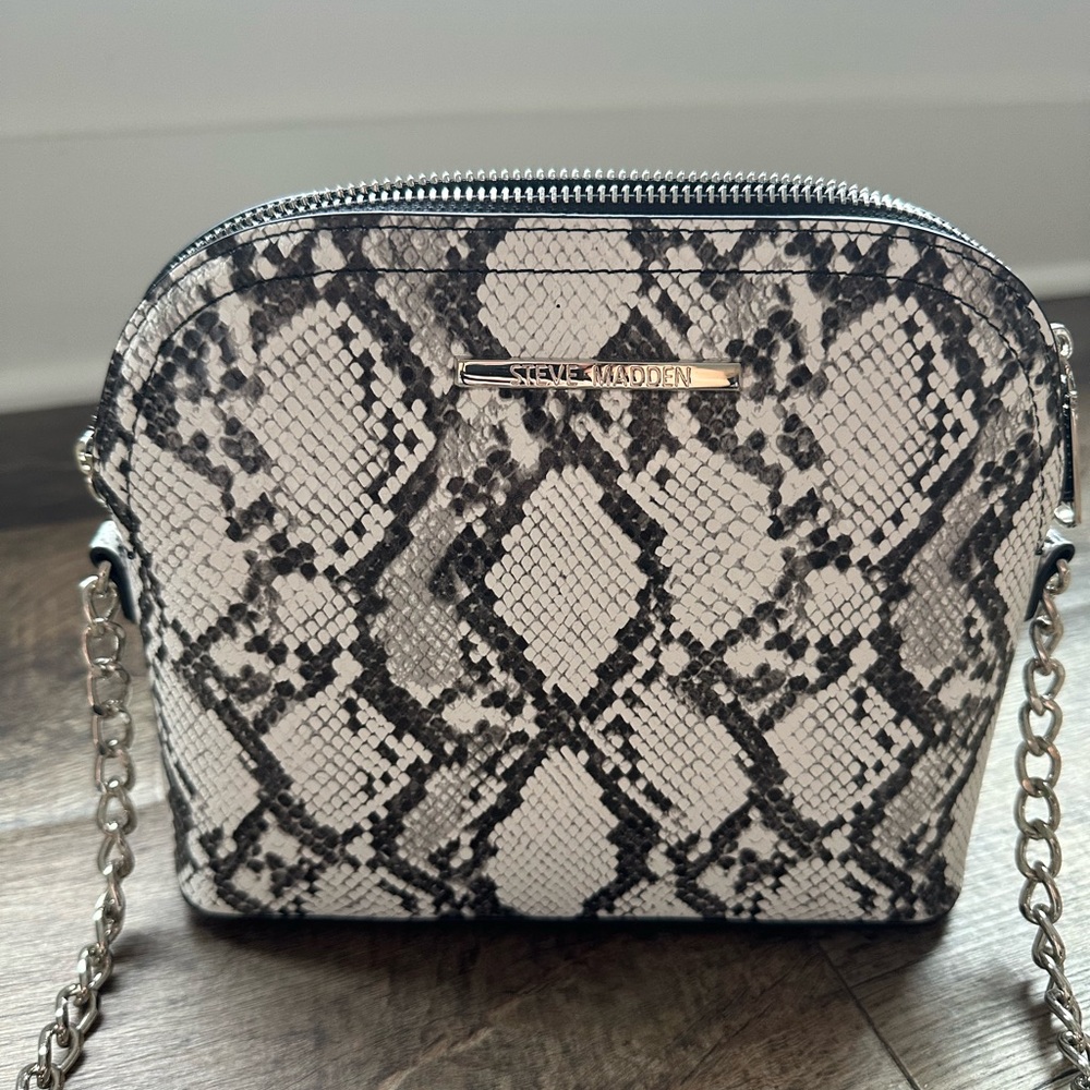 Steve Madden snake print cross body purse
Worn once
zippers adjustable